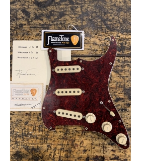 FLAMETONE Mascherina Completa per Stratocaster SSS con '68 Woodstock Strat Set - Relic Aged Tortoise with White Plastic
